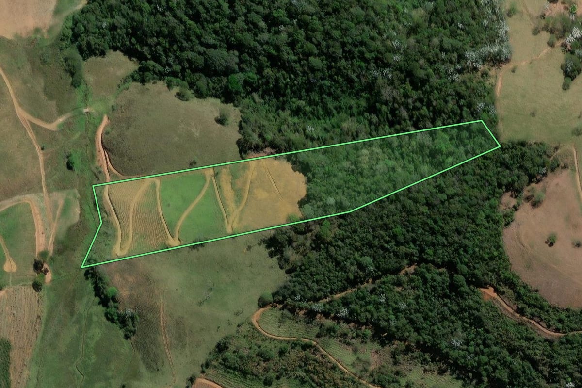 Imagem de satélite do imóvel rural em Varre-Sai (RJ), com o contorno declarado no CAR desenhado por cima.