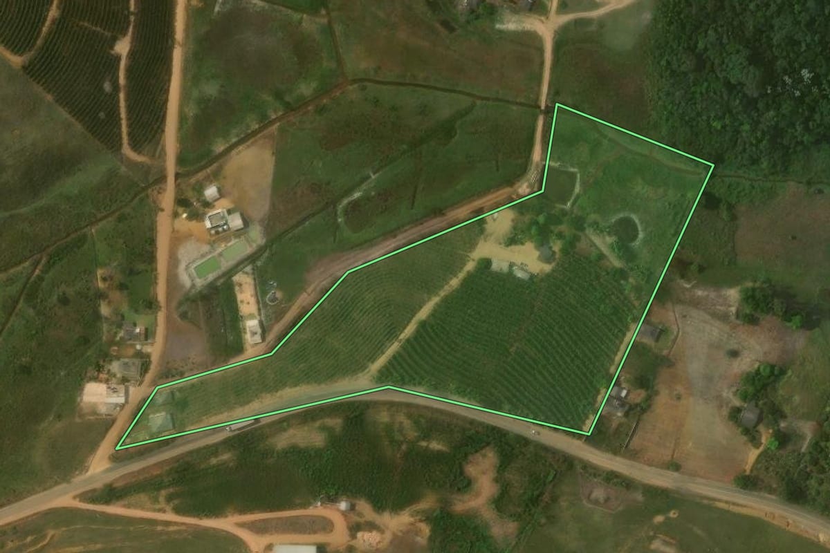 Imagem de satélite do imóvel rural em Varre-Sai (RJ), com o contorno declarado no CAR desenhado por cima.