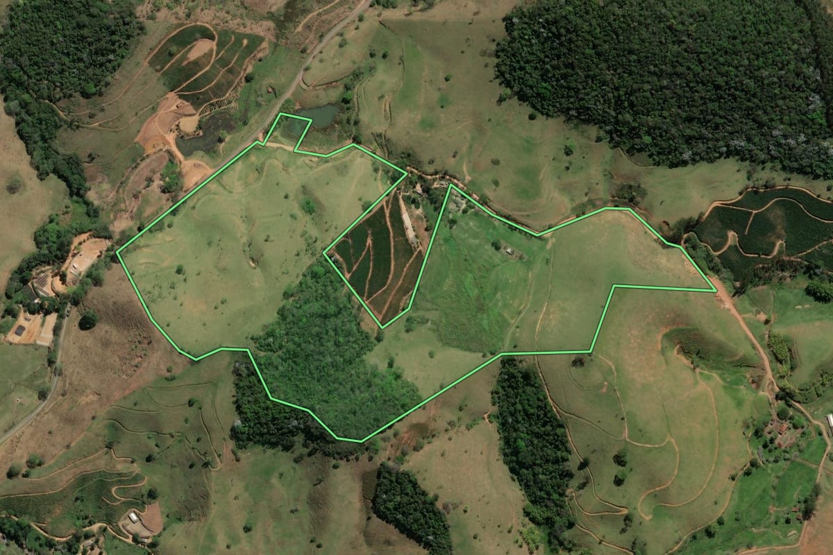 Imagem de satélite do imóvel rural em Varre-Sai (RJ), com o contorno declarado no CAR desenhado por cima.