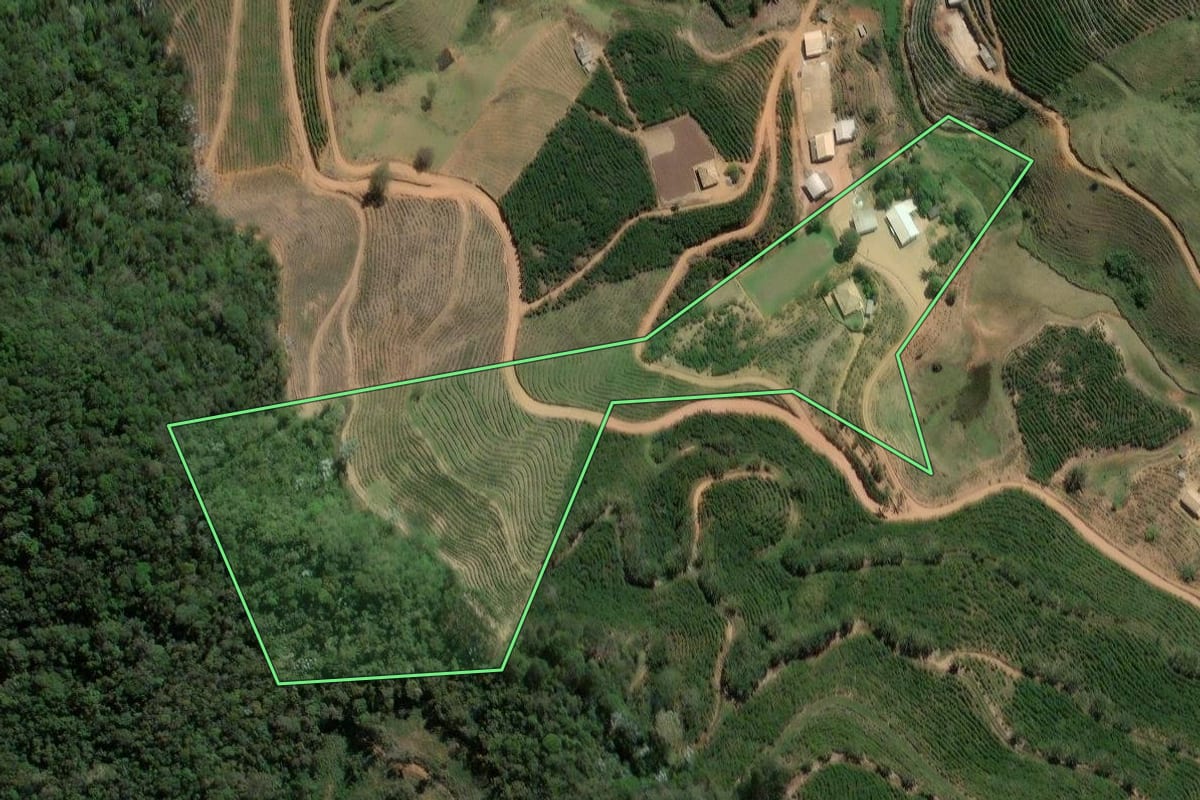 Imagem de satélite do imóvel rural em Varre-Sai (RJ), com o contorno declarado no CAR desenhado por cima.