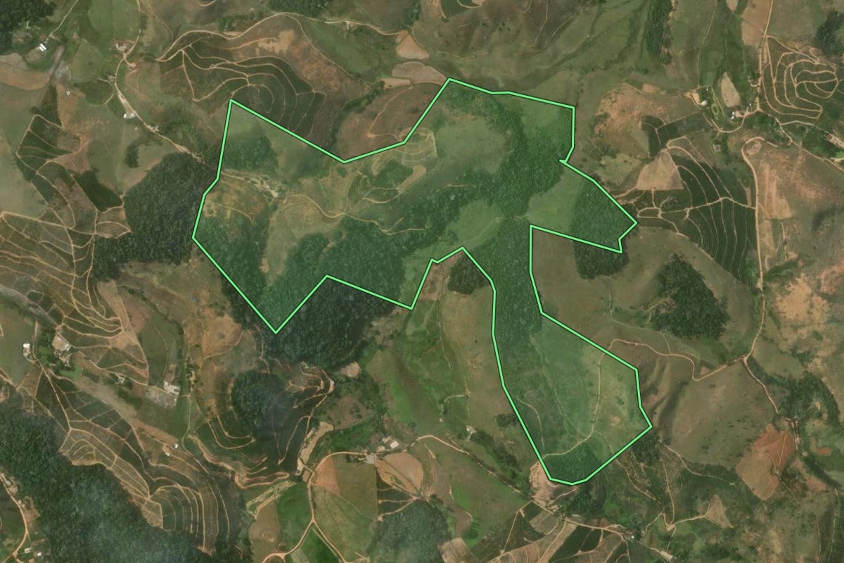 Imagem de satélite do imóvel rural em Varre-Sai (RJ), com o contorno declarado no CAR desenhado por cima.