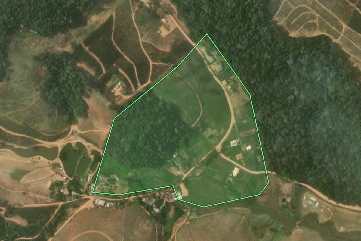 Imagem de satélite do imóvel rural em Varre-Sai (RJ), com o contorno declarado no CAR desenhado por cima.