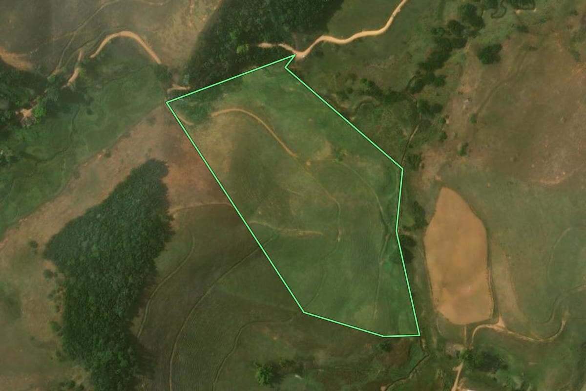 Imagem de satélite do imóvel rural em Varre-Sai (RJ), com o contorno declarado no CAR desenhado por cima.