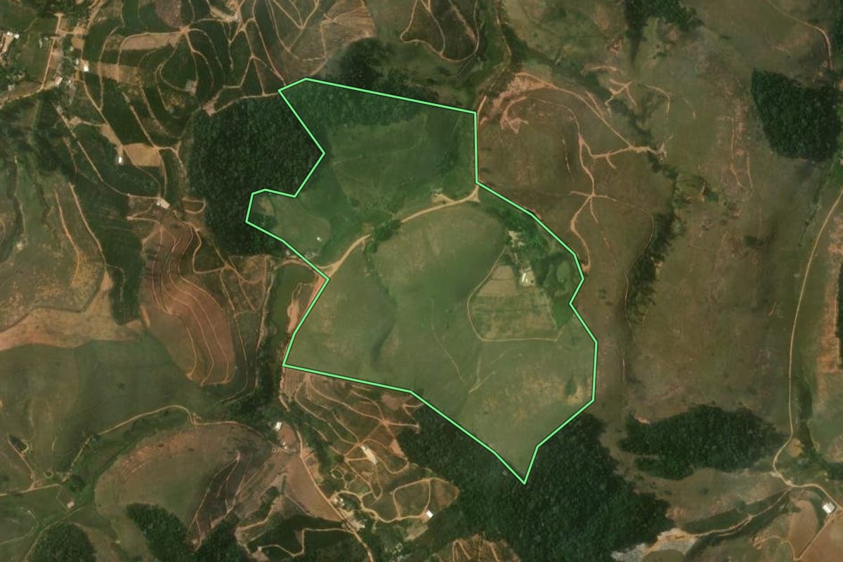Imagem de satélite do imóvel rural em Varre-Sai (RJ), com o contorno declarado no CAR desenhado por cima.