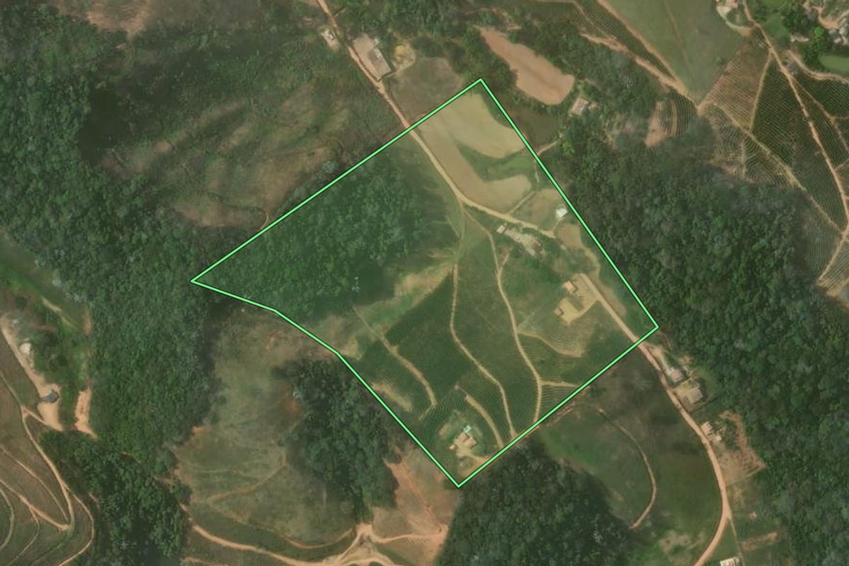 Imagem de satélite do imóvel rural em Varre-Sai (RJ), com o contorno declarado no CAR desenhado por cima.