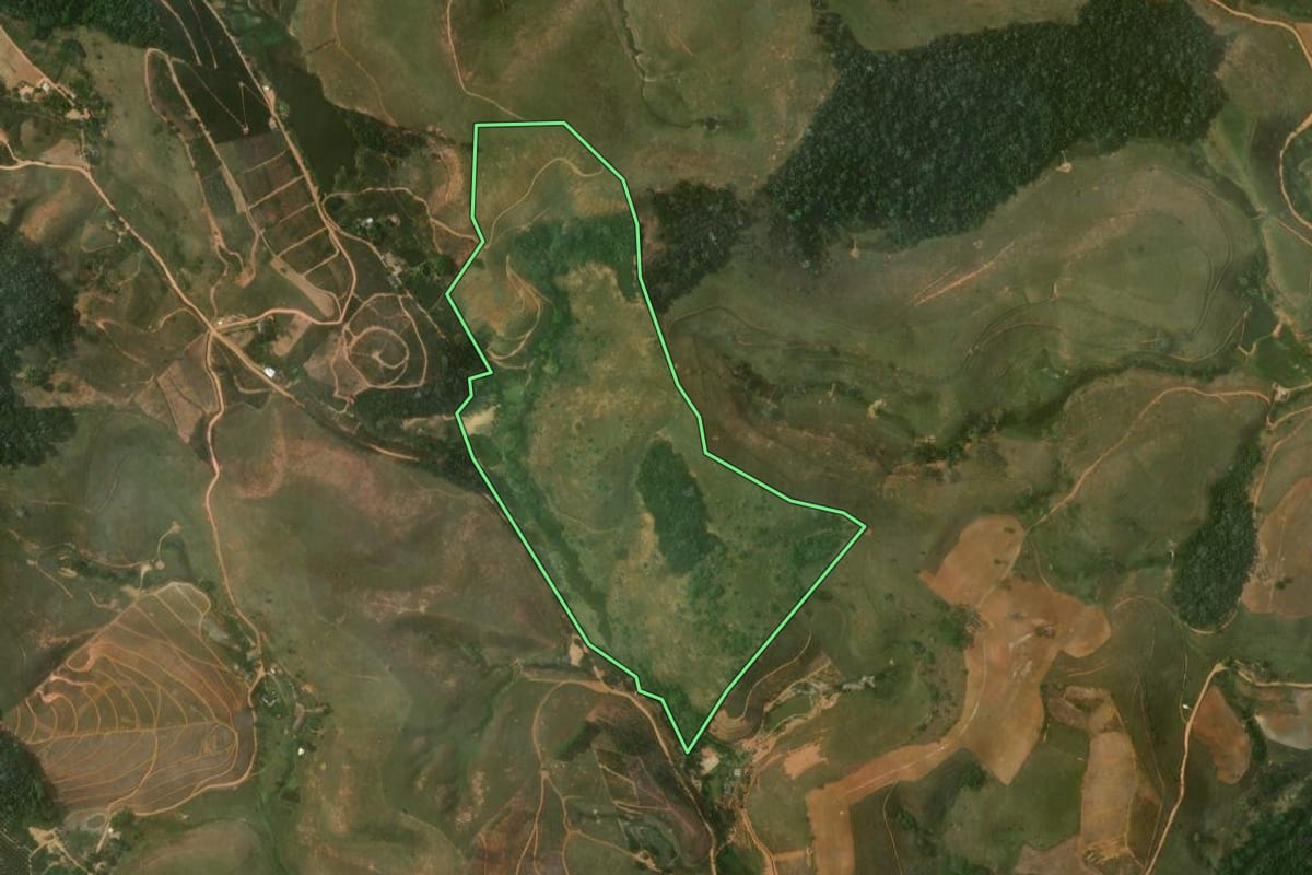 Imagem de satélite do imóvel rural em Varre-Sai (RJ), com o contorno declarado no CAR desenhado por cima.