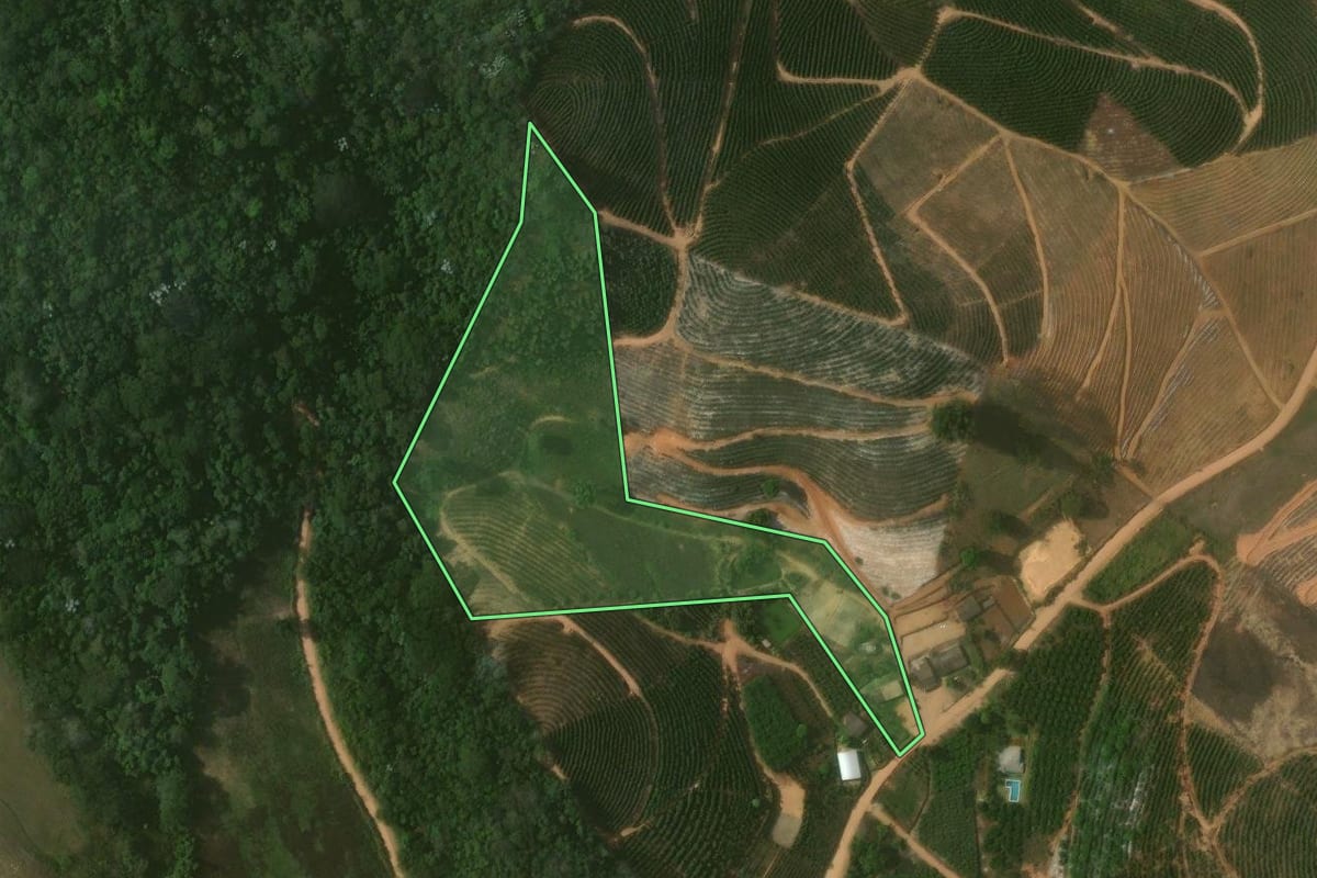 Imagem de satélite do imóvel rural em Varre-Sai (RJ), com o contorno declarado no CAR desenhado por cima.