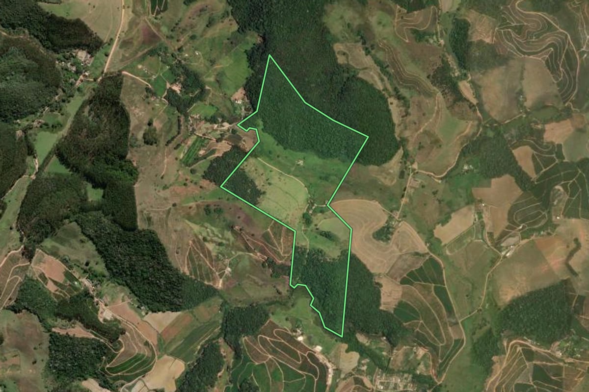 Imagem de satélite do imóvel rural em Varre-Sai (RJ), com o contorno declarado no CAR desenhado por cima.