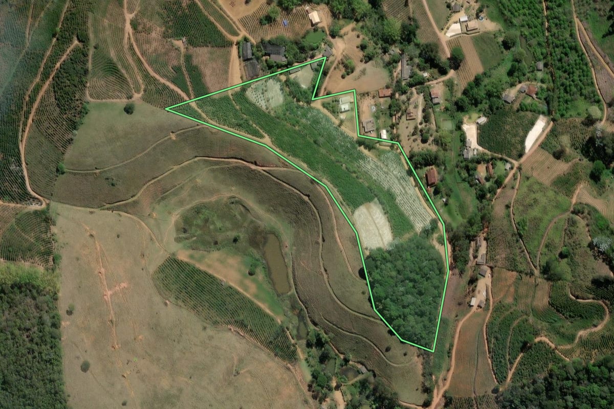 Imagem de satélite do imóvel rural em Varre-Sai (RJ), com o contorno declarado no CAR desenhado por cima.