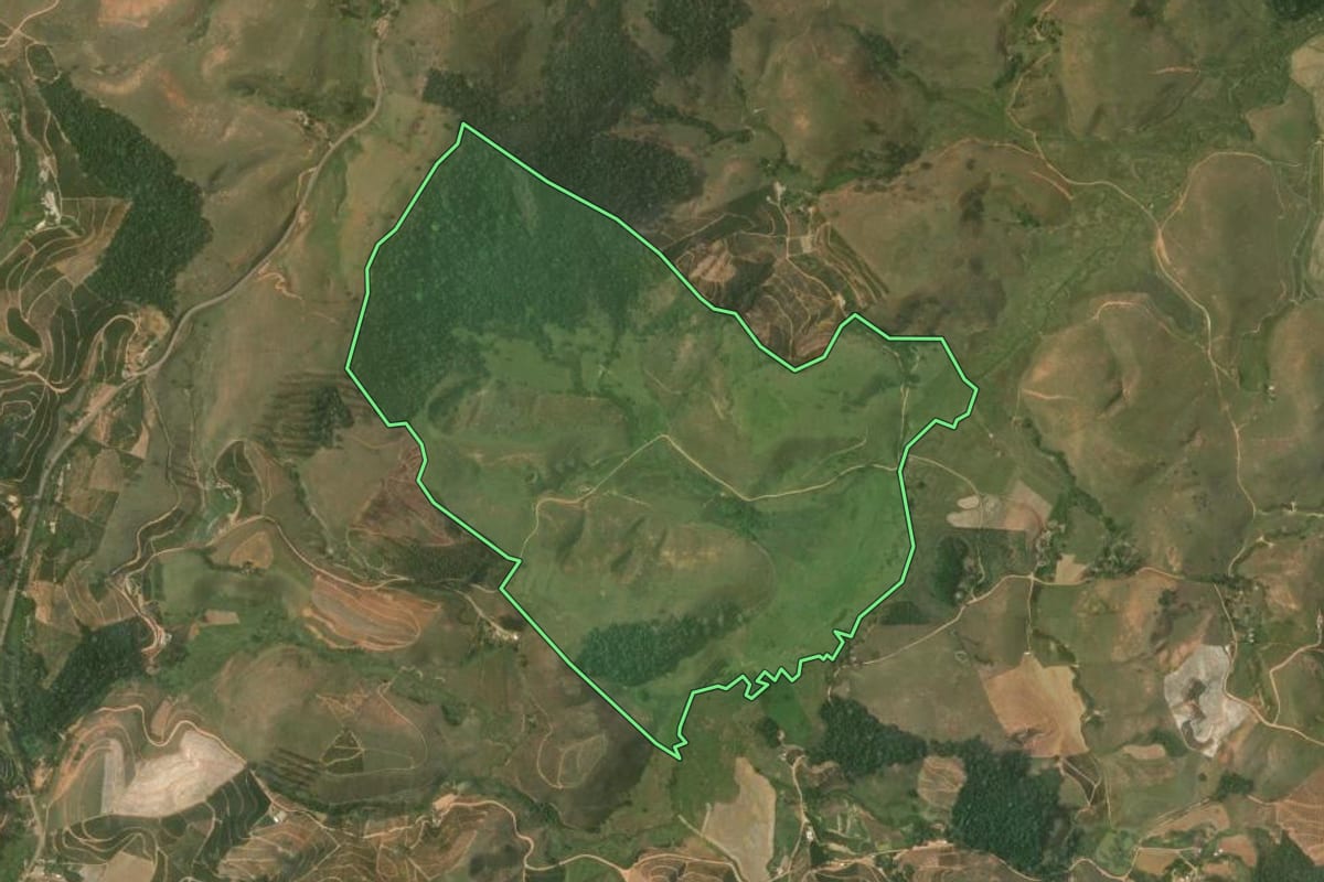 Imagem de satélite do imóvel rural em Varre-Sai (RJ), com o contorno declarado no CAR desenhado por cima.