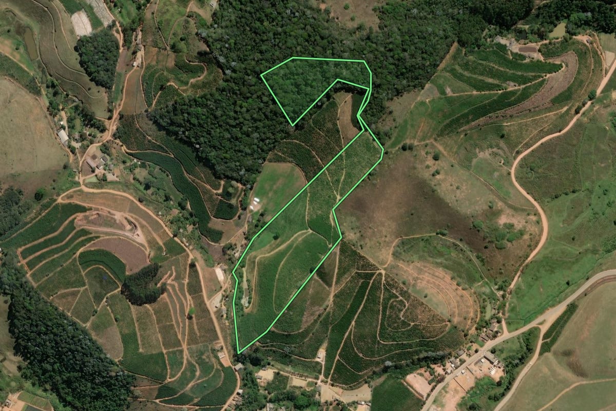 Imagem de satélite do imóvel rural em Varre-Sai (RJ), com o contorno declarado no CAR desenhado por cima.