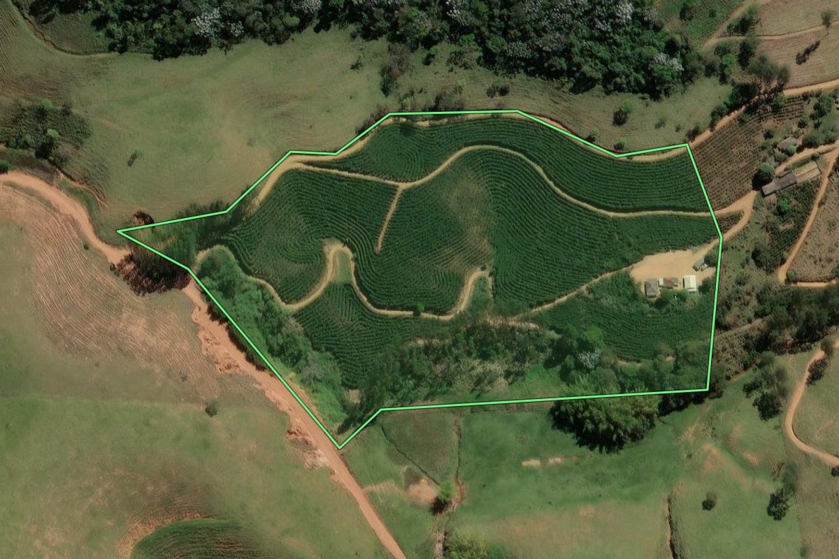 Imagem de satélite do imóvel rural em Varre-Sai (RJ), com o contorno declarado no CAR desenhado por cima.