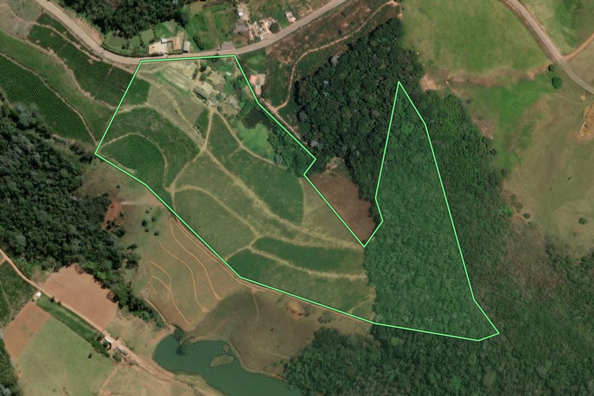 Imagem de satélite do imóvel rural em Varre-Sai (RJ), com o contorno declarado no CAR desenhado por cima.