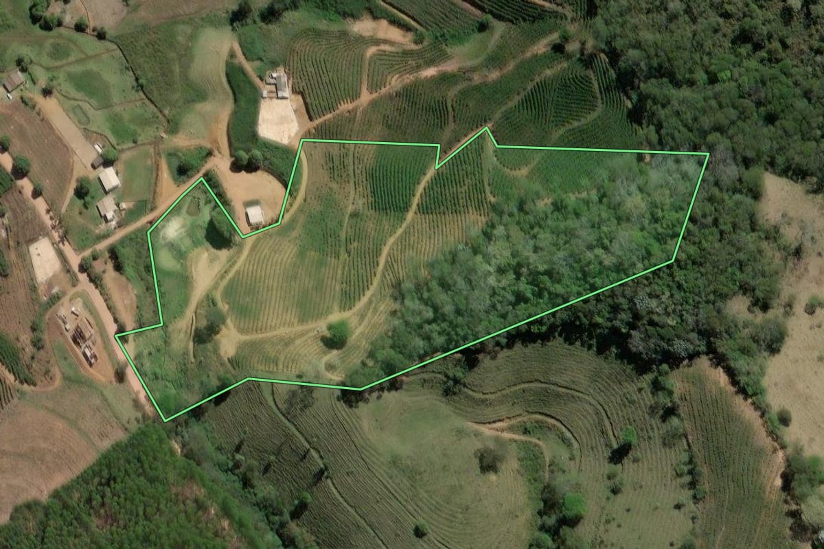 Imagem de satélite do imóvel rural em Varre-Sai (RJ), com o contorno declarado no CAR desenhado por cima.