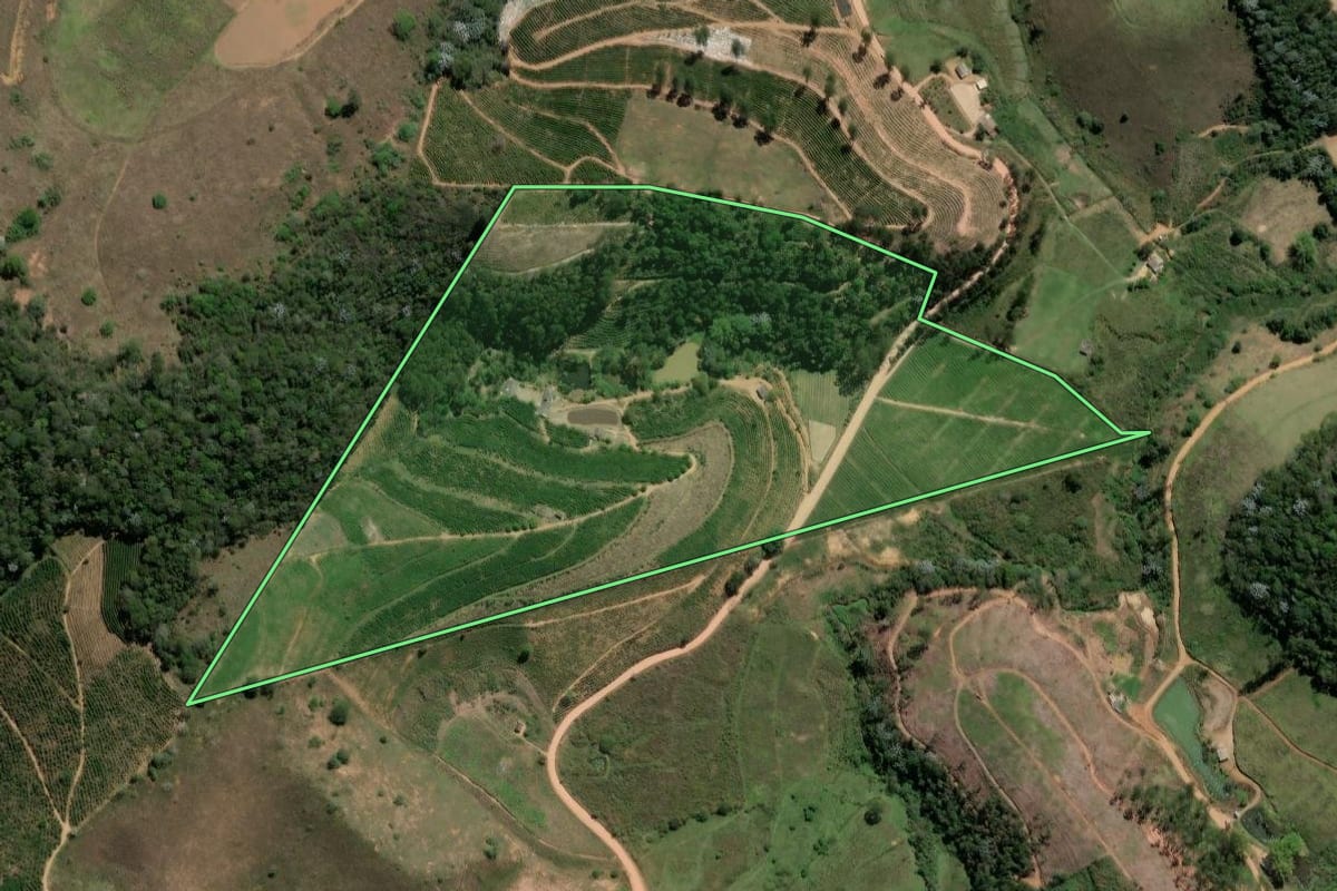 Imagem de satélite do imóvel rural em Varre-Sai (RJ), com o contorno declarado no CAR desenhado por cima.