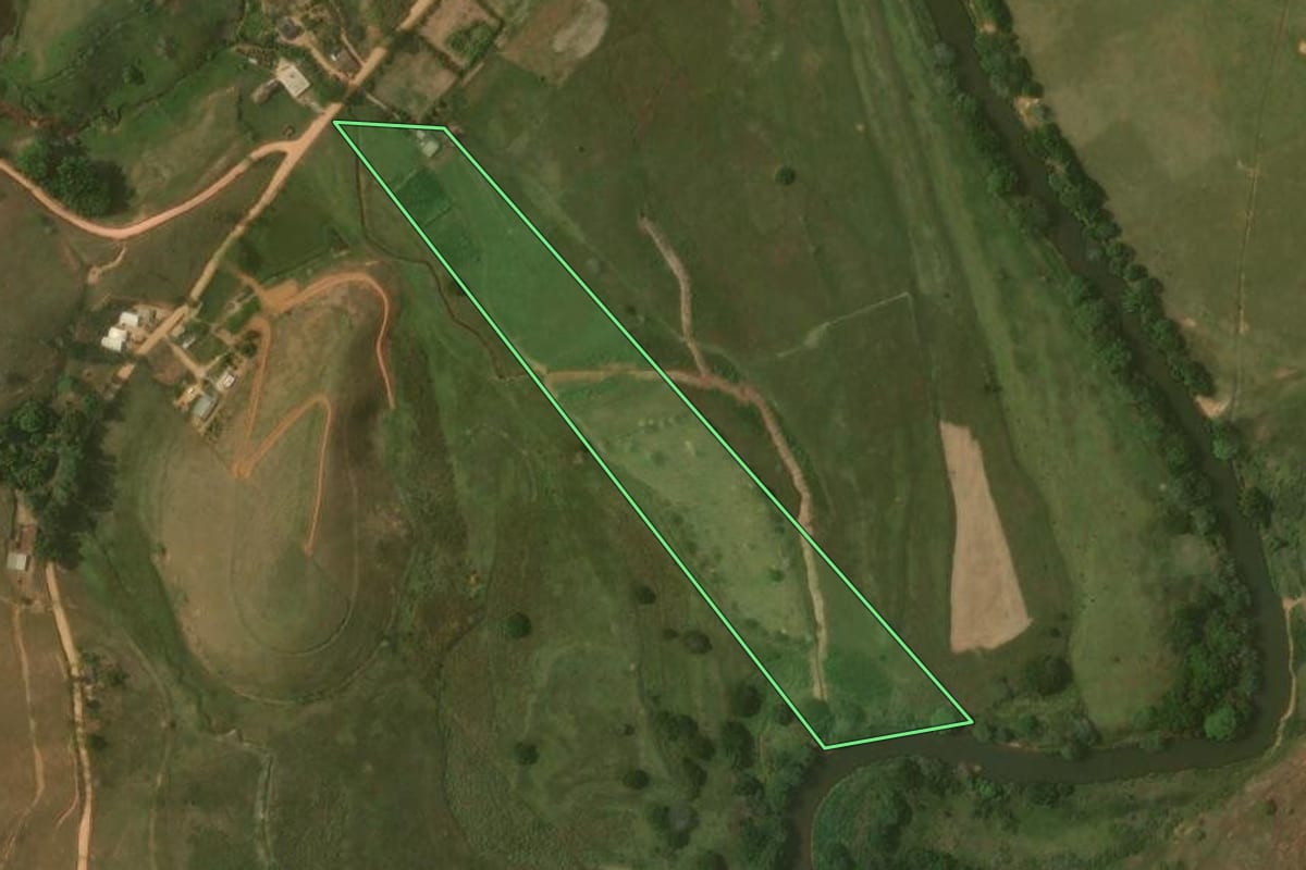 Imagem de satélite do imóvel rural em Varre-Sai (RJ), com o contorno declarado no CAR desenhado por cima.