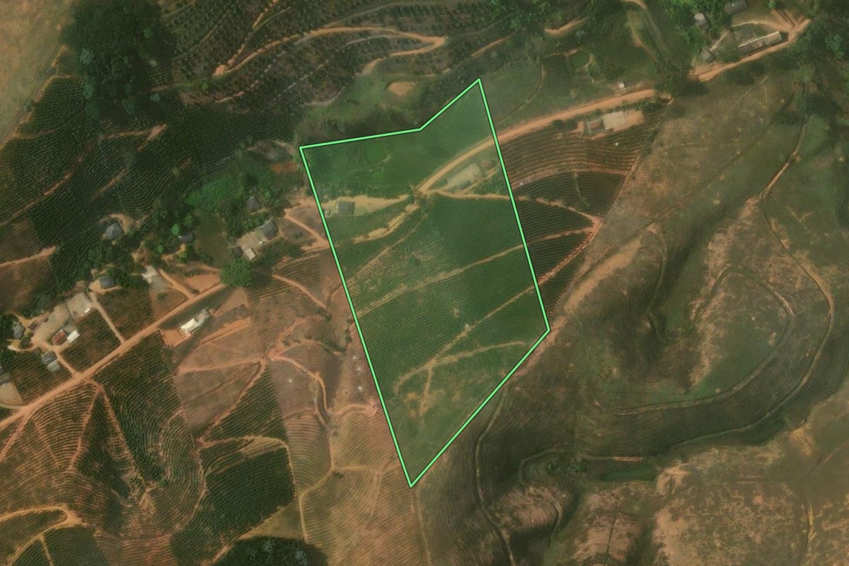 Imagem de satélite do imóvel rural em Varre-Sai (RJ), com o contorno declarado no CAR desenhado por cima.