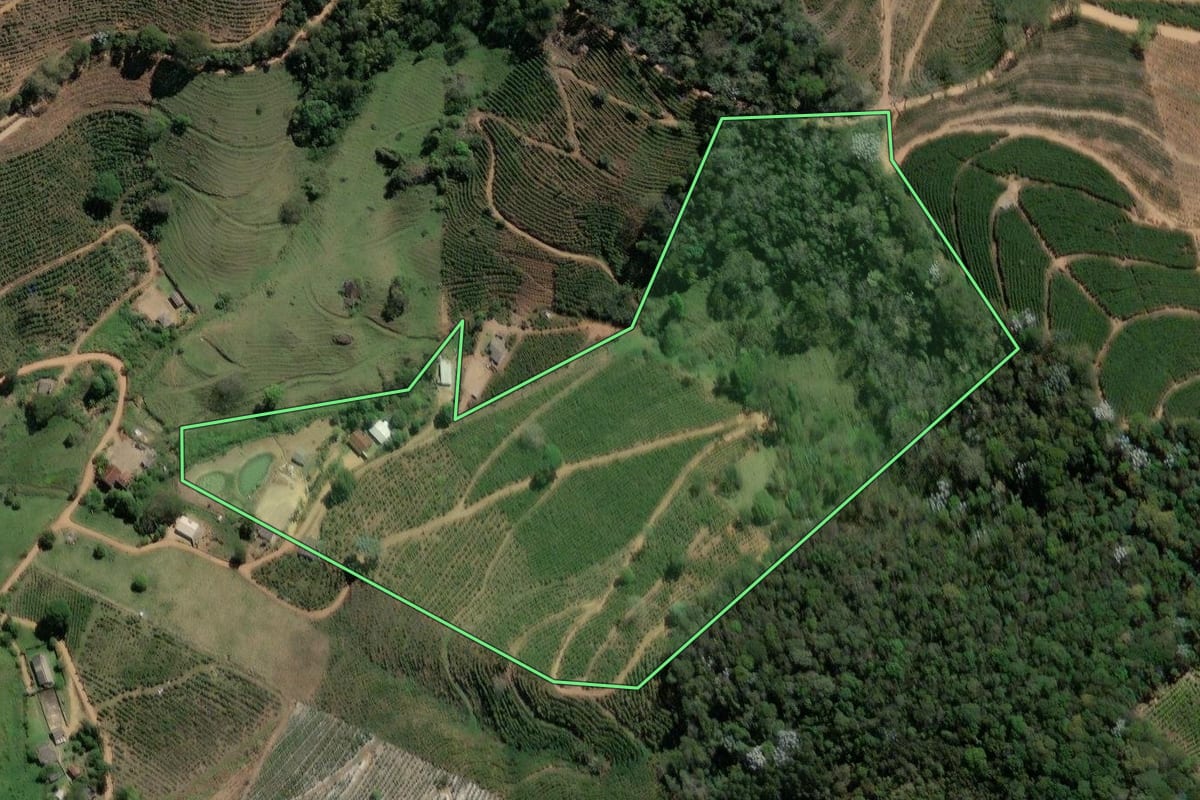 Imagem de satélite do imóvel rural em Varre-Sai (RJ), com o contorno declarado no CAR desenhado por cima.