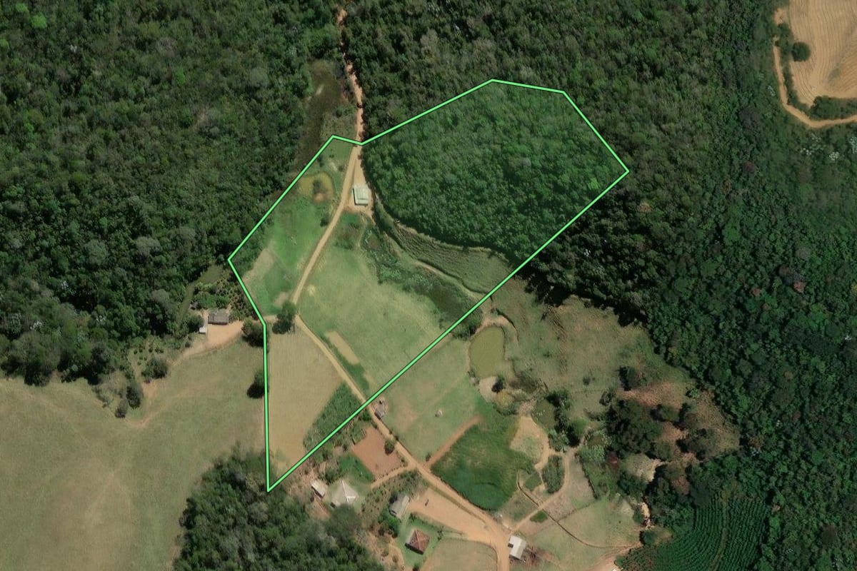 Imagem de satélite do imóvel rural em Varre-Sai (RJ), com o contorno declarado no CAR desenhado por cima.