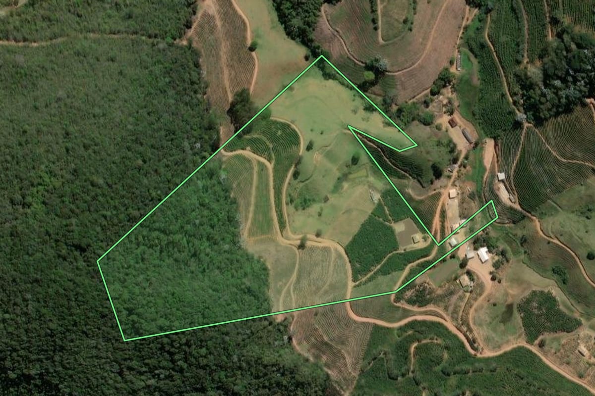 Imagem de satélite do imóvel rural em Varre-Sai (RJ), com o contorno declarado no CAR desenhado por cima.