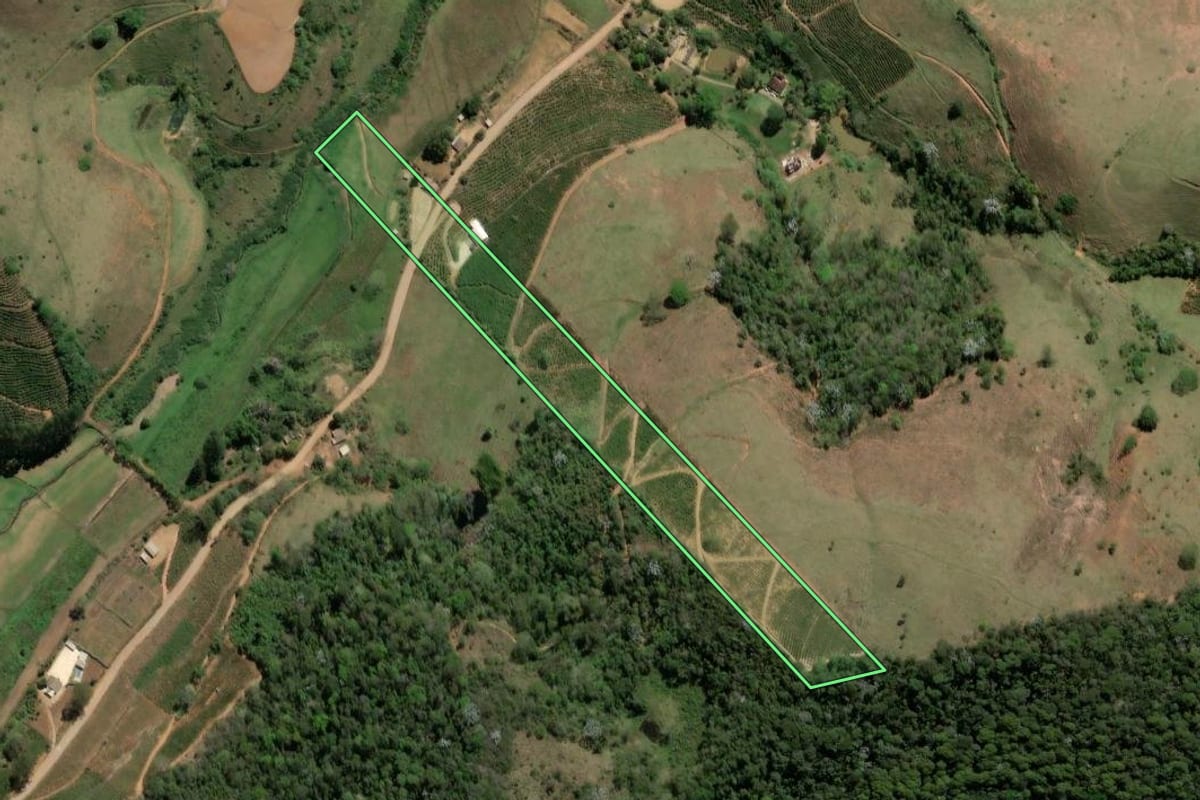 Imagem de satélite do imóvel rural em Varre-Sai (RJ), com o contorno declarado no CAR desenhado por cima.