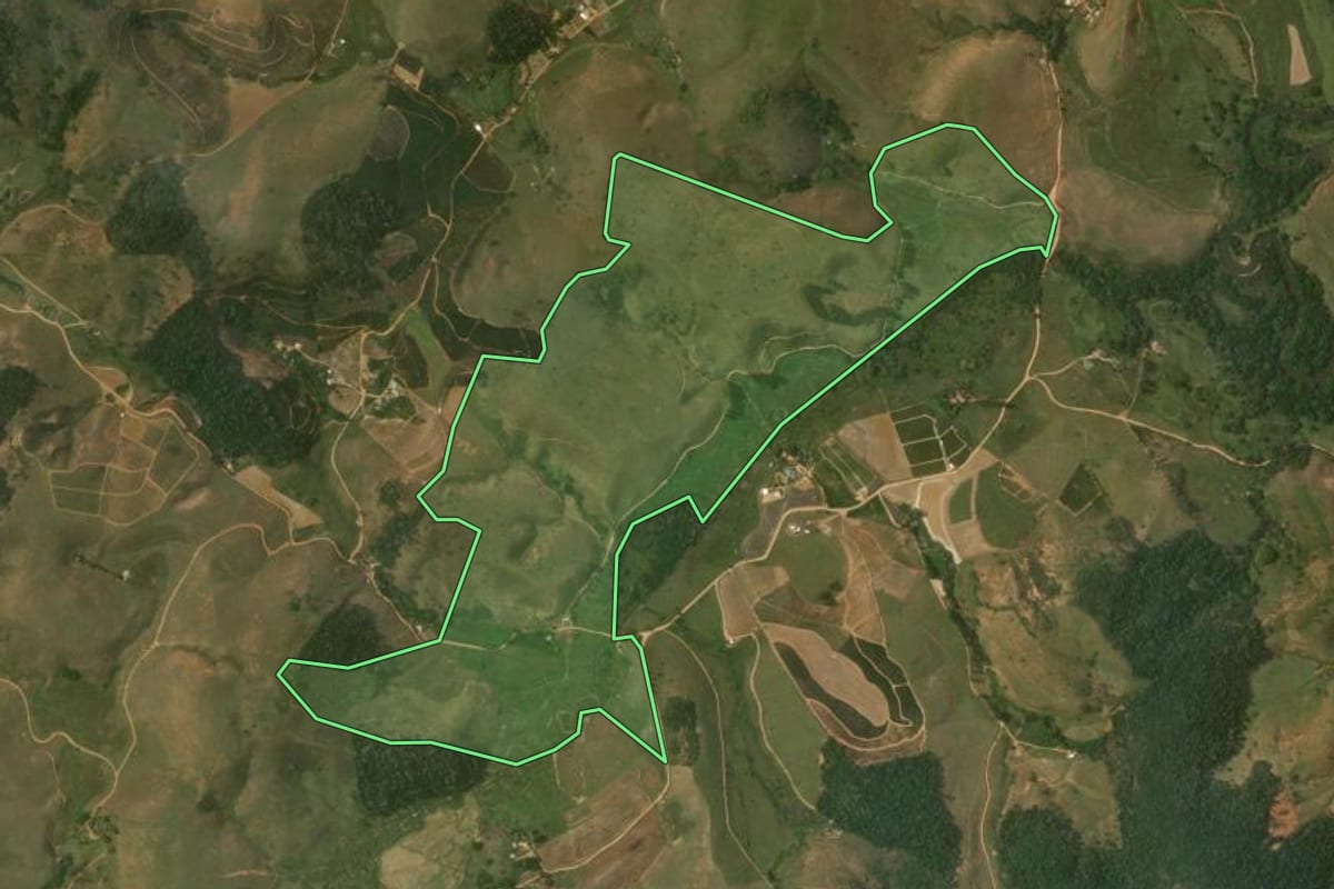 Imagem de satélite do imóvel rural em Varre-Sai (RJ), com o contorno declarado no CAR desenhado por cima.