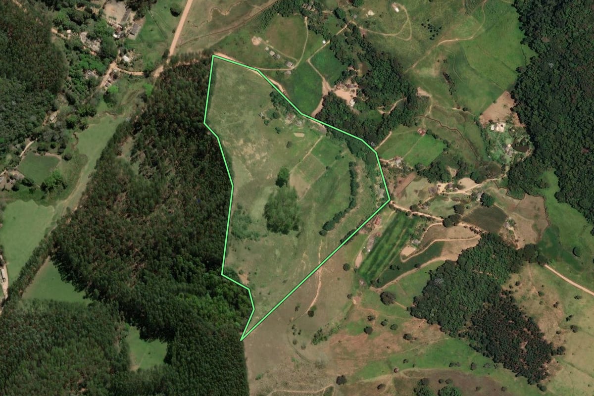 Imagem de satélite do imóvel rural em Varre-Sai (RJ), com o contorno declarado no CAR desenhado por cima.