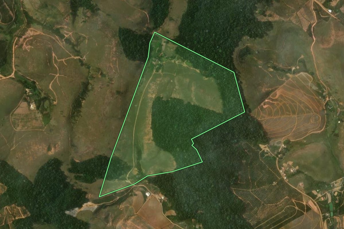 Imagem de satélite do imóvel rural em Varre-Sai (RJ), com o contorno declarado no CAR desenhado por cima.
