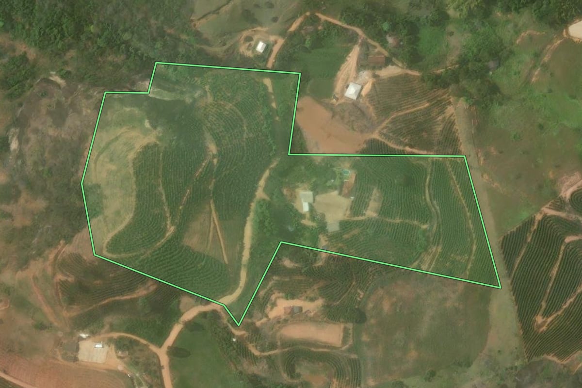 Imagem de satélite do imóvel rural em Varre-Sai (RJ), com o contorno declarado no CAR desenhado por cima.
