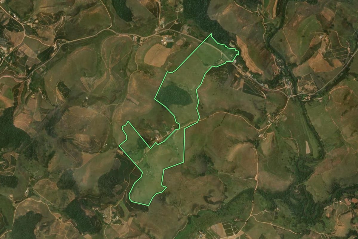 Imagem de satélite do imóvel rural em Varre-Sai (RJ), com o contorno declarado no CAR desenhado por cima.