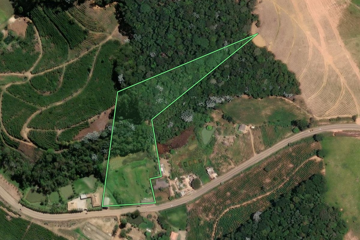 Imagem de satélite do imóvel rural em Varre-Sai (RJ), com o contorno declarado no CAR desenhado por cima.