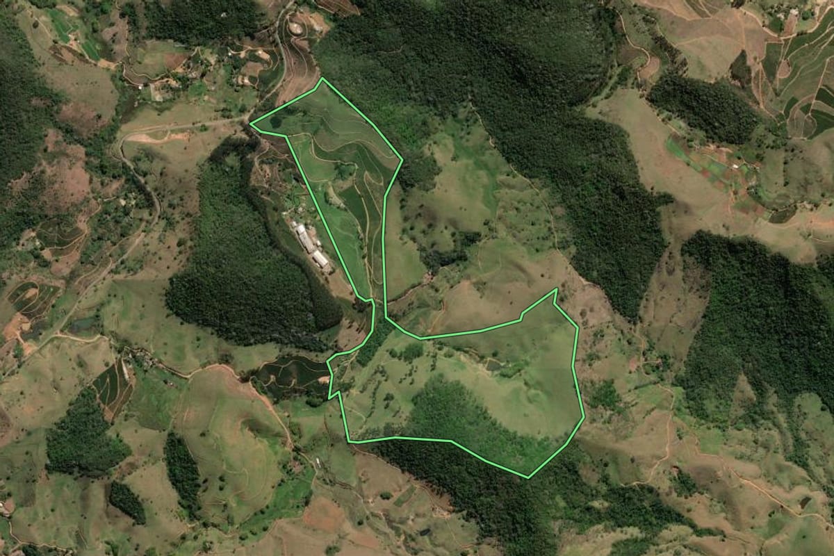 Imagem de satélite do imóvel rural em Varre-Sai (RJ), com o contorno declarado no CAR desenhado por cima.