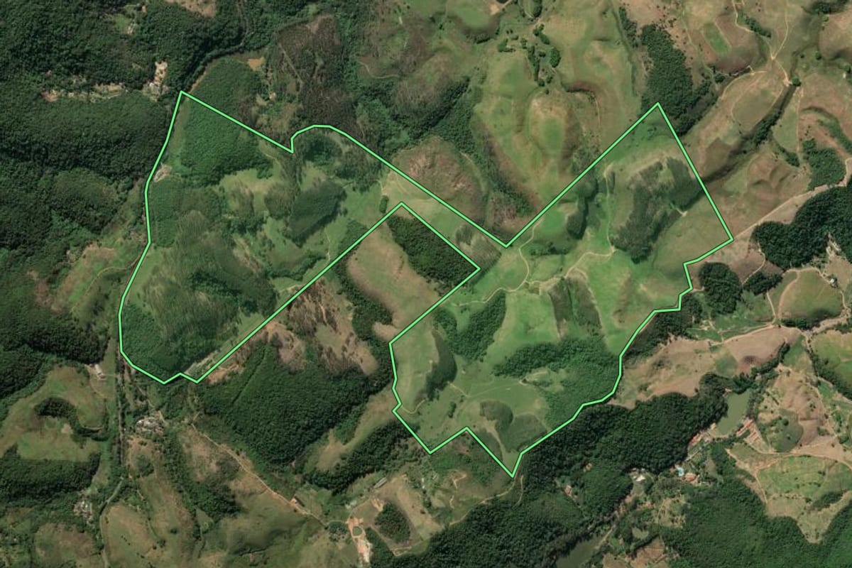 Imagem de satélite do imóvel rural em Vassouras (RJ), com o contorno declarado no CAR desenhado por cima.