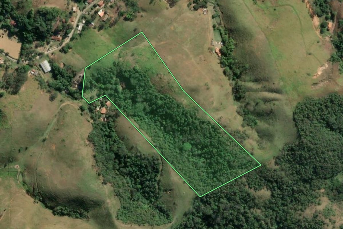 Imagem de satélite do imóvel rural em Vassouras (RJ), com o contorno declarado no CAR desenhado por cima.