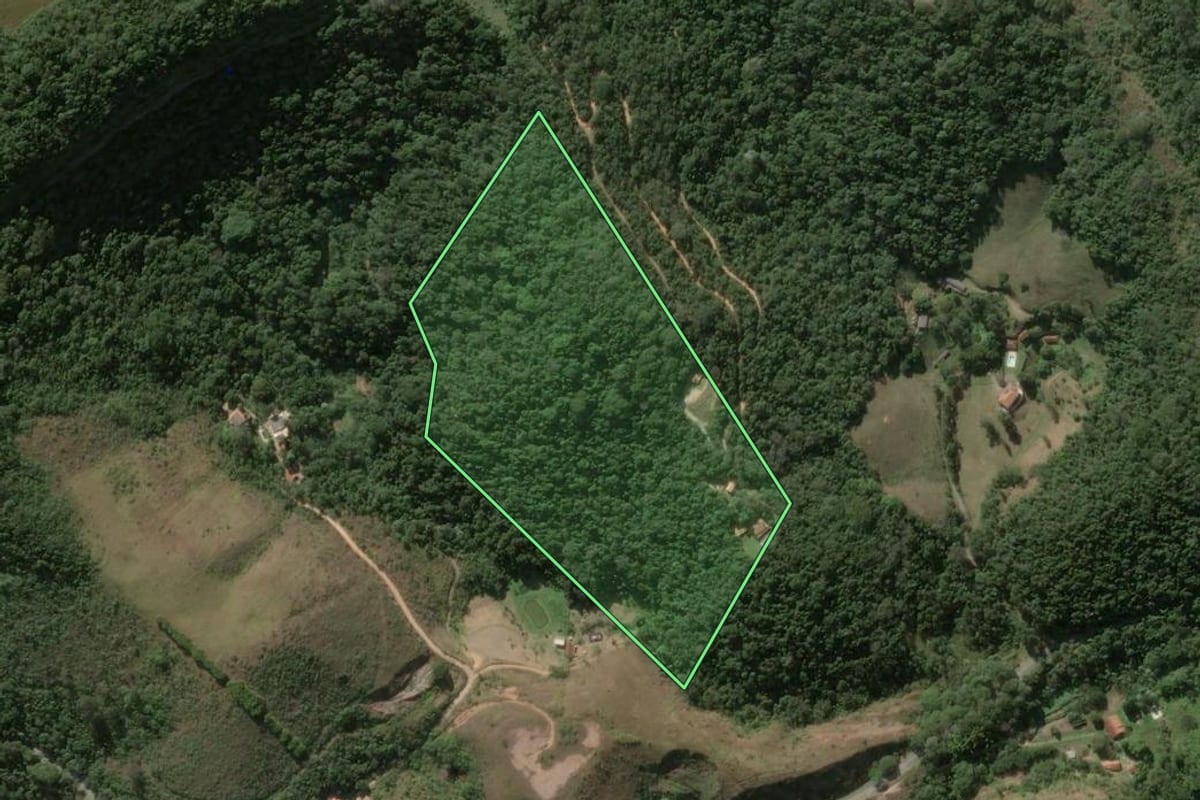 Imagem de satélite do imóvel rural em Vassouras (RJ), com o contorno declarado no CAR desenhado por cima.
