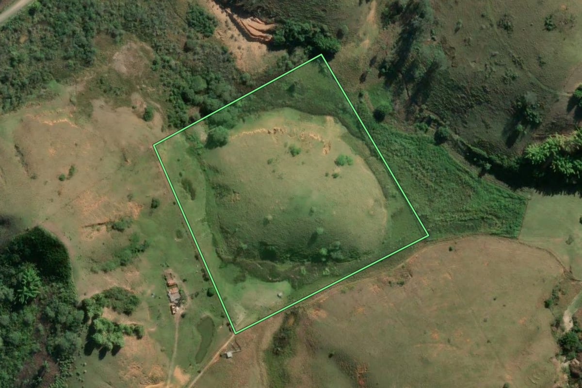 Imagem de satélite do imóvel rural em Vassouras (RJ), com o contorno declarado no CAR desenhado por cima.