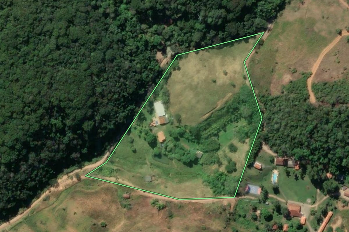 Imagem de satélite do imóvel rural em Vassouras (RJ), com o contorno declarado no CAR desenhado por cima.