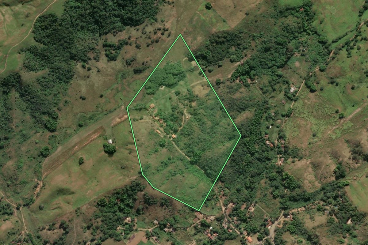 Imagem de satélite do imóvel rural em Vassouras (RJ), com o contorno declarado no CAR desenhado por cima.