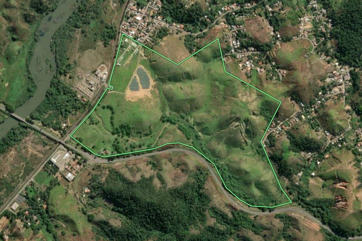 Imagem de satélite do imóvel rural em Vassouras (RJ), com o contorno declarado no CAR desenhado por cima.