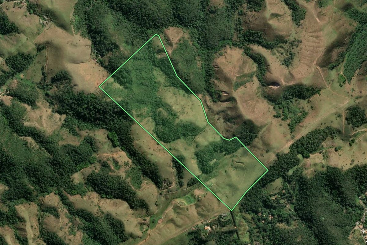 Imagem de satélite do imóvel rural em Vassouras (RJ), com o contorno declarado no CAR desenhado por cima.
