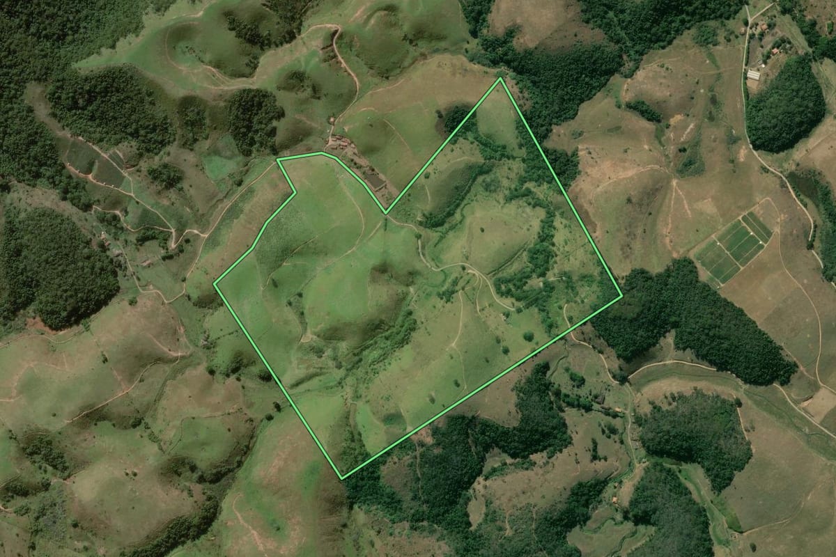 Imagem de satélite do imóvel rural em Vassouras (RJ), com o contorno declarado no CAR desenhado por cima.