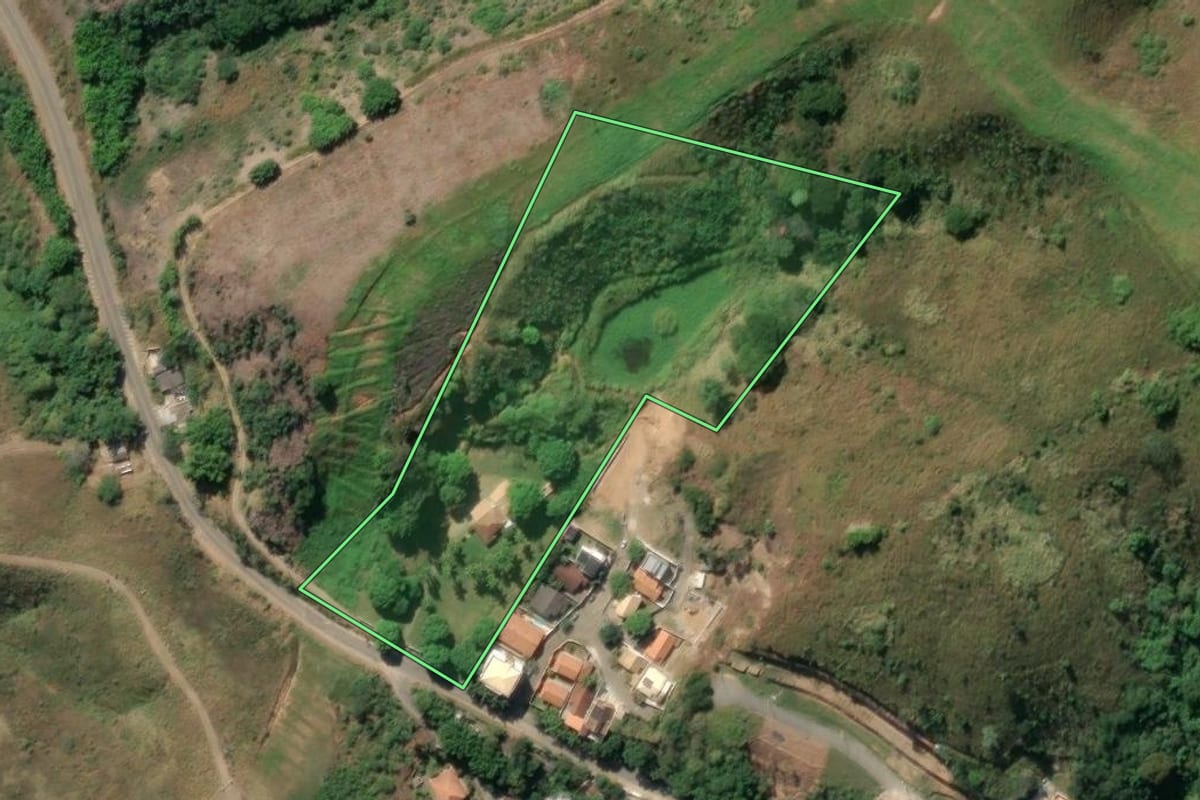 Imagem de satélite do imóvel rural em Vassouras (RJ), com o contorno declarado no CAR desenhado por cima.