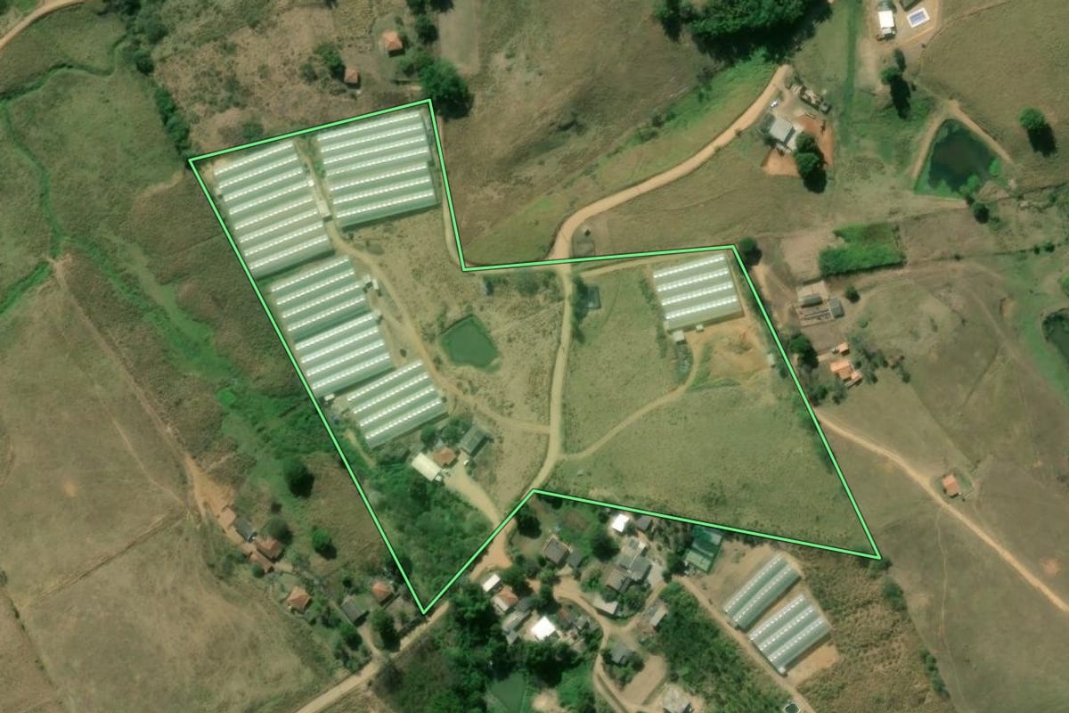 Imagem de satélite do imóvel rural em Vassouras (RJ), com o contorno declarado no CAR desenhado por cima.