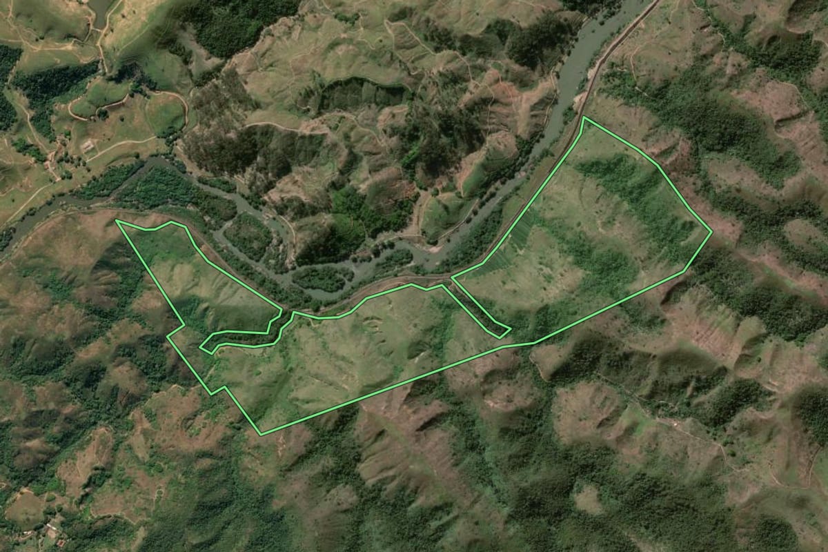 Imagem de satélite do imóvel rural em Vassouras (RJ), com o contorno declarado no CAR desenhado por cima.