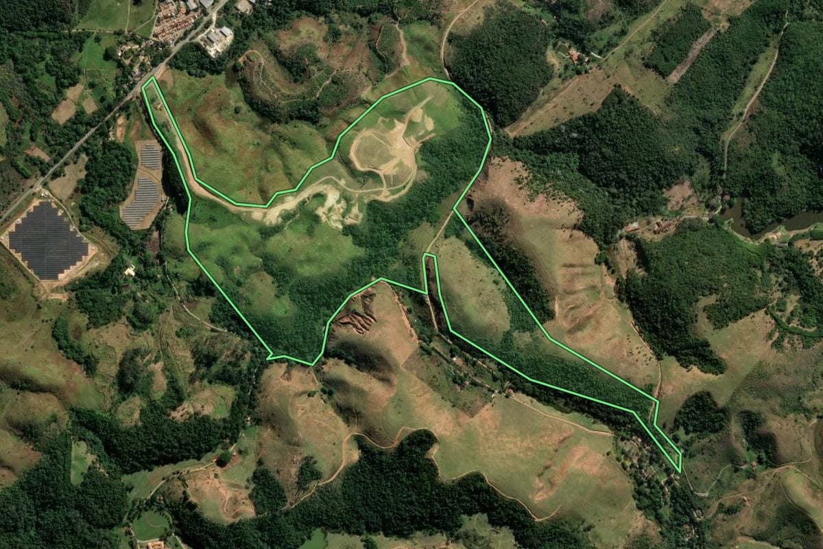 Imagem de satélite do imóvel rural em Vassouras (RJ), com o contorno declarado no CAR desenhado por cima.