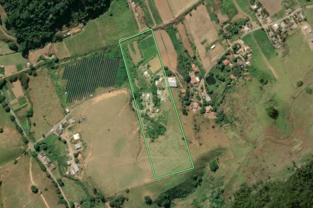 Imagem de satélite do imóvel rural em Vassouras (RJ), com o contorno declarado no CAR desenhado por cima.