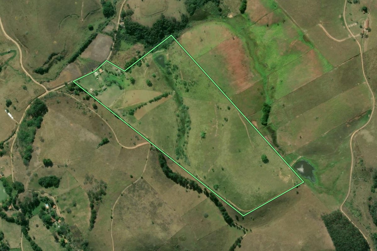 Imagem de satélite do imóvel rural em Vassouras (RJ), com o contorno declarado no CAR desenhado por cima.