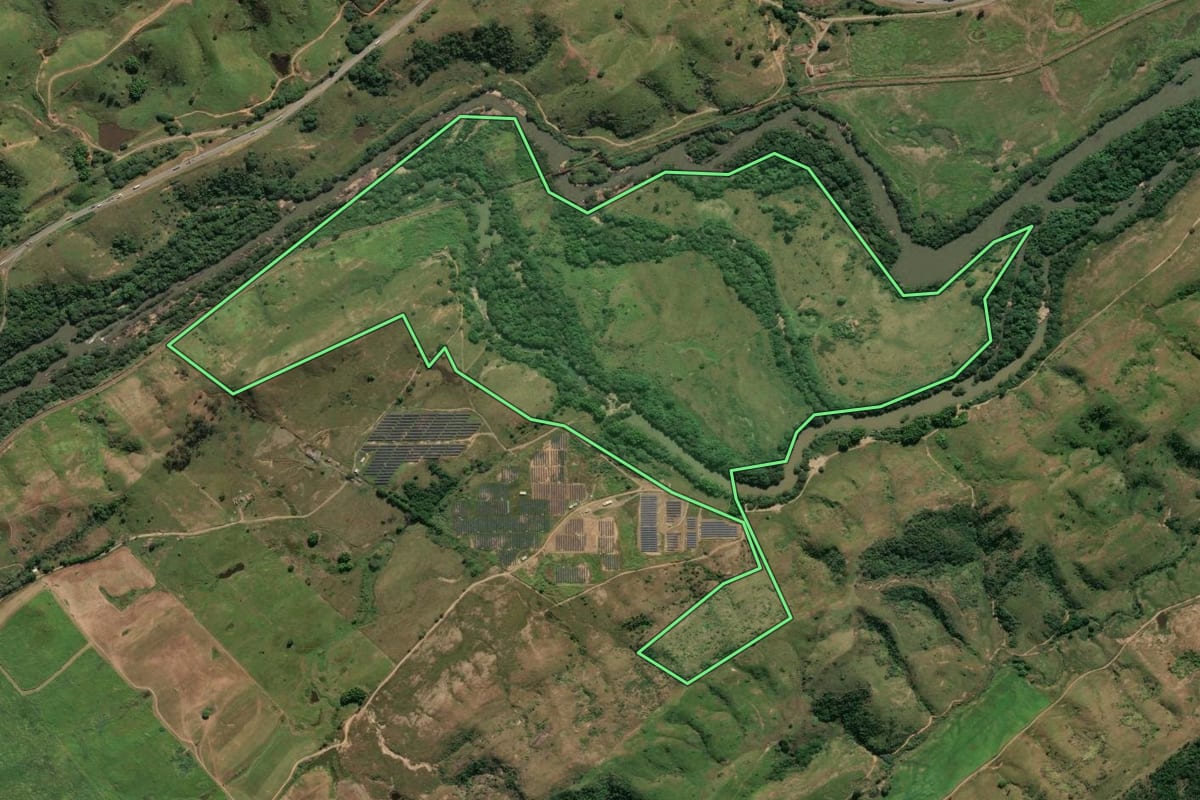 Imagem de satélite do imóvel rural em Vassouras (RJ), com o contorno declarado no CAR desenhado por cima.