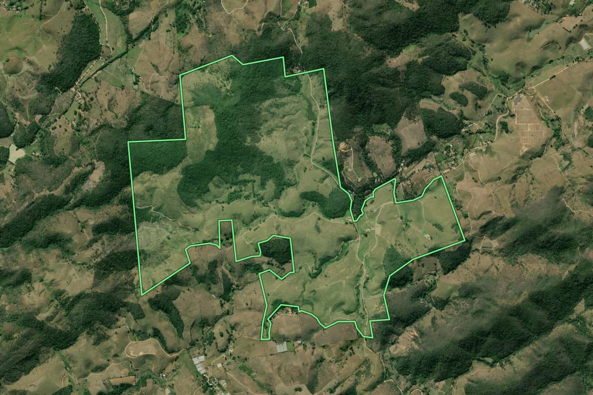 Imagem de satélite do imóvel rural em Vassouras (RJ), com o contorno declarado no CAR desenhado por cima.