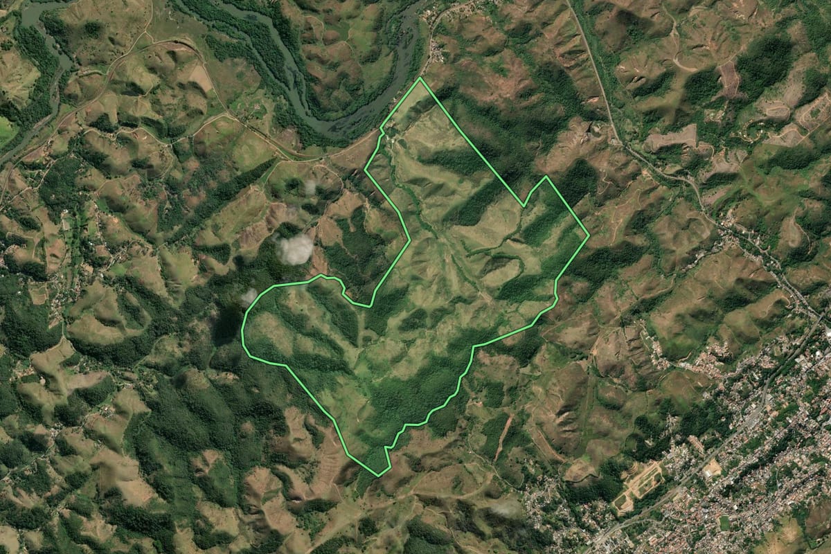 Imagem de satélite do imóvel rural em Vassouras (RJ), com o contorno declarado no CAR desenhado por cima.